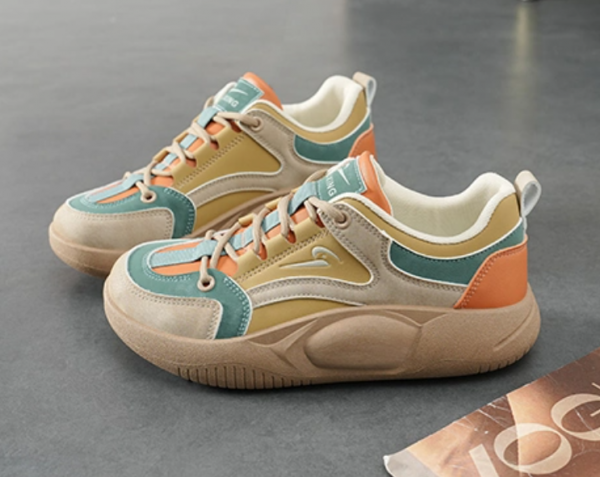 Sepatu Sneakers dengan Detail Warna Kontras